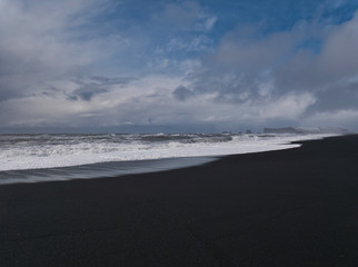 Küstenabschnitt vom schwarzen Sandstrand in Island