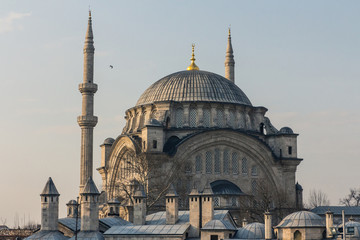 Obraz premium View of the Nuruosmaniye Mosque - Ottoman mosque located t in Istanbul, Turkey