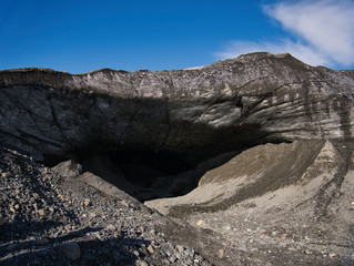 Der Zugang in eine blaue Gletscherhöhle in Island