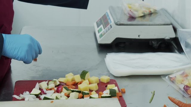 Envasado comida y pesado