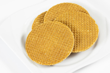 petites gaufres au sucre dans une assiette
