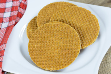 petites gaufres au sucre dans une assiette