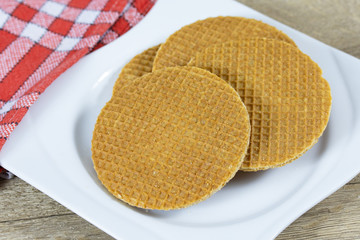 petites gaufres au sucre dans une assiette