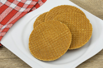 petites gaufres au sucre dans une assiette