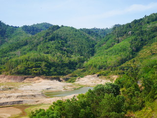  Dry lake and green mountains