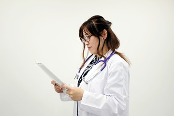 女性　医師　ドクター　病院　白衣　診断