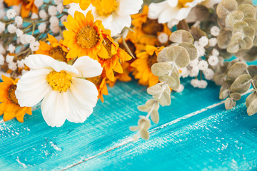 Obraz na płótnie Canvas Yellow rustic summer flowers bouquet