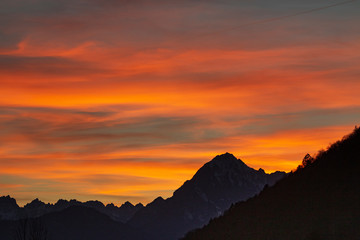cielo infuocato con silouette montana