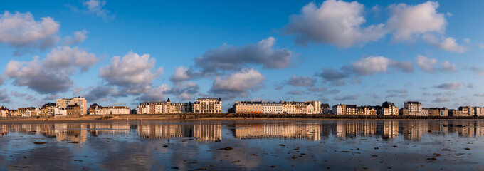 St. Malo, France, July, 27 2019: The panoramic view of the promenade in the St. Malo on summer evening. - obrazy, fototapety, plakaty