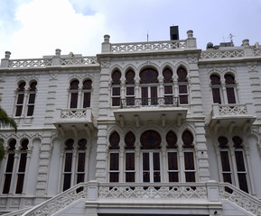Weiße Fassade des Sursock-Museums in Beirut