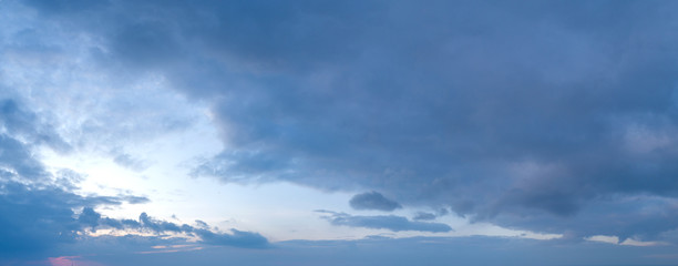Naklejka premium Large panorama of evening sunset sky with beautiful clouds.