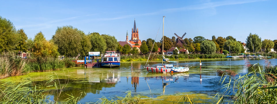 Heilig Geist Kirche und Bockwindm&uuml;hle, Werder, Havel, Brandenburg, Deutschland 
