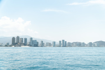 edificios altos muy cerca de la playa