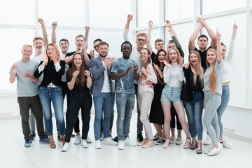Obraz premium team of happy young people showing their success