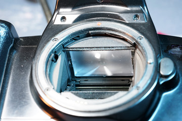 With digital photo cameras, the mirror and the housing with water cleaning