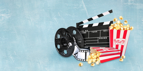 Kino - Popcorn, Filmrolle und Regieklappe - obrazy, fototapety, plakaty