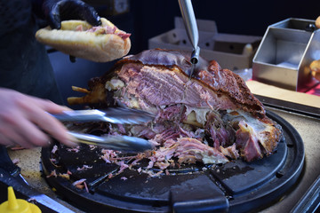 Préparation de sandwichs au jambon à l'os.