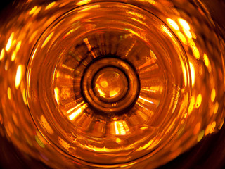 Goldene Lichtreflexe durch ein Glas fotografiert