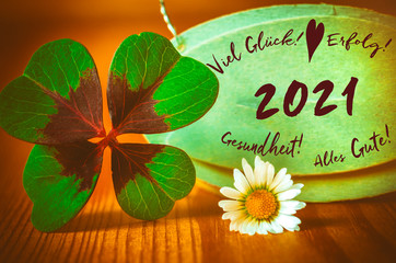 Neujahrsgrüße 2021 Tafel mit Glücksklee und Gänseblümchen
