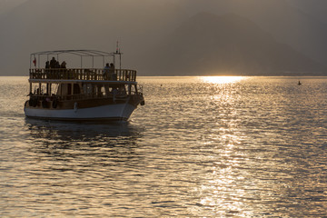 Obraz premium boat at sunset in antalya