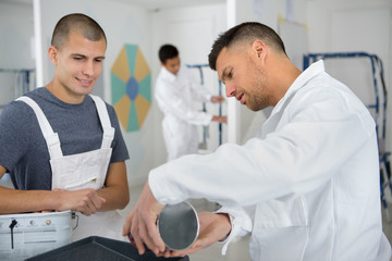 Obraz premium a painter with an apprentice