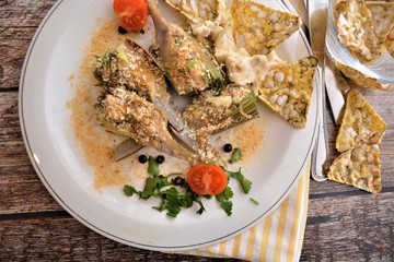 piatto di carciofi gratinati al forno  cibo italiano gourmet