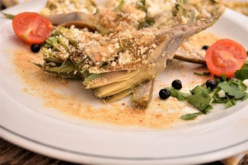 piatto di carciofi gratinati al forno  cibo italiano gourmet