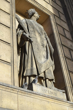 Pigeons pos&eacute;s sur une statue de Saint Louis &agrave; l'&eacute;glise de la Madeleine &agrave; Paris, France.