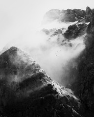 Dramatische Wolken über alpinen Bergen im Winter