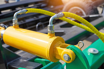 Closeup hydraulic control system for equipment