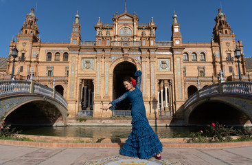 Mujer bailando flamenco en Sevilla Andalucía España