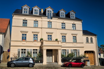 werder havel, deutschland - 23.07.2019 - saniertes haus in der altstadt