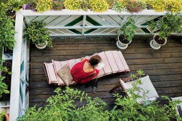 idyllische lesestunde auf dem balkon