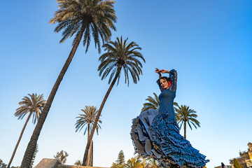 Mujer bailando flamenco en Sevilla Andalucía España - obrazy, fototapety, plakaty
