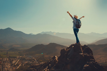 Joven mujer feliz en la cima de una montaña - obrazy, fototapety, plakaty