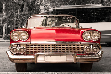 colorkey van oude rode klassieke cabriolet in havana cuba vooraanzicht