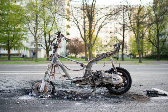 Ausgebrannter Roller auf Berliner Stra&szlig;e