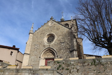 Fototapeta na wymiar Eglise Sainte Croix de Millery - vue de l'extérieur - Village de Millery - Département du Rhône - France