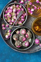 Obraz na płótnie Canvas Composition with tea mugs and rose buds on tray