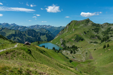 Fototapeta na wymiar Seealpsee in den Allgäuer Alpen, Oberstdorf
