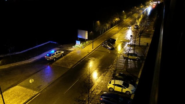 Acidente de carro na estrada &agrave; chuva de noite na cidade