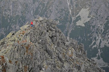 Samotna wspinaczka po grani, poranek w Tatrach, Słowacja