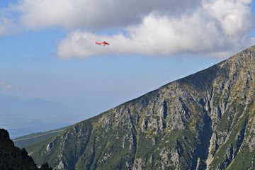 Smigłowiec TOPR, Tatry, Polska © Marta