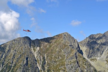 Helikopter ratunkowy lecący nad górami, Słowacja © Marta