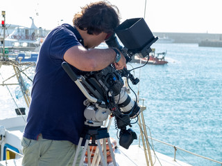 Camarógrafo con cámara de cine digital