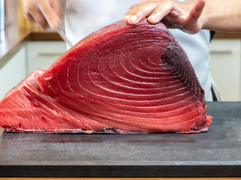 Lomo de atún rojo fresco en cocina