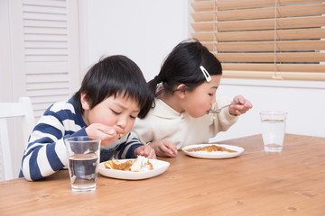 カレーライスを食べる子供