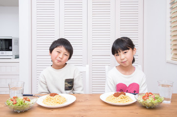 パスタを食べる子供