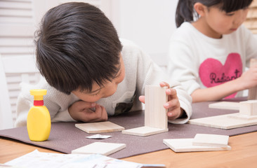 工作をする小学生の子供