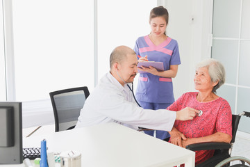 Obraz premium Asian old woman in hospital